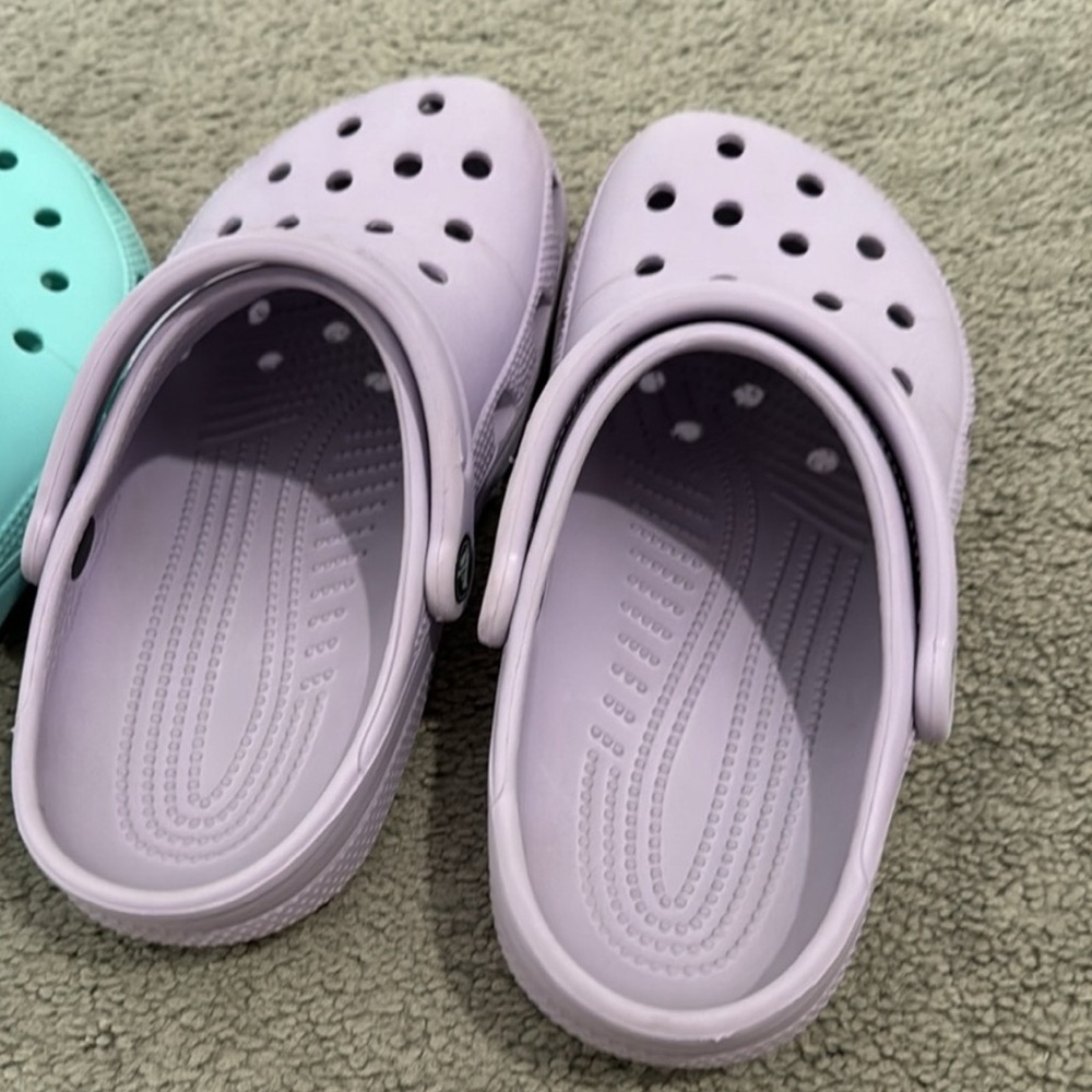 one pair of classic clog crocs (size: women 7, men 5) in light purple - Picture 2 of 4